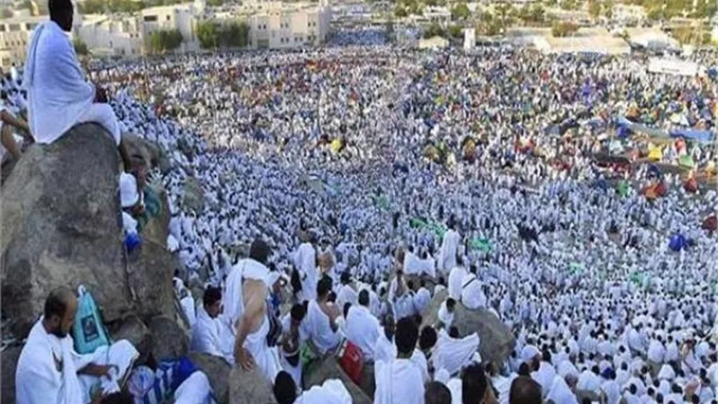 عاجل.. سقوط أمطار كثيفة على جبل عرفات