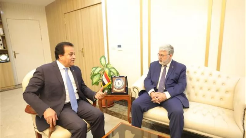 بالصور والتفاصيل .. وزير التعليم العالي يلتقي رئيس الجامعة الأمريكية في بيروت
