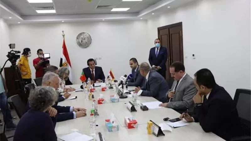 بالصور .. وزير التعليم العالي يلتقى وفد جامعة نوفا البرتغالية