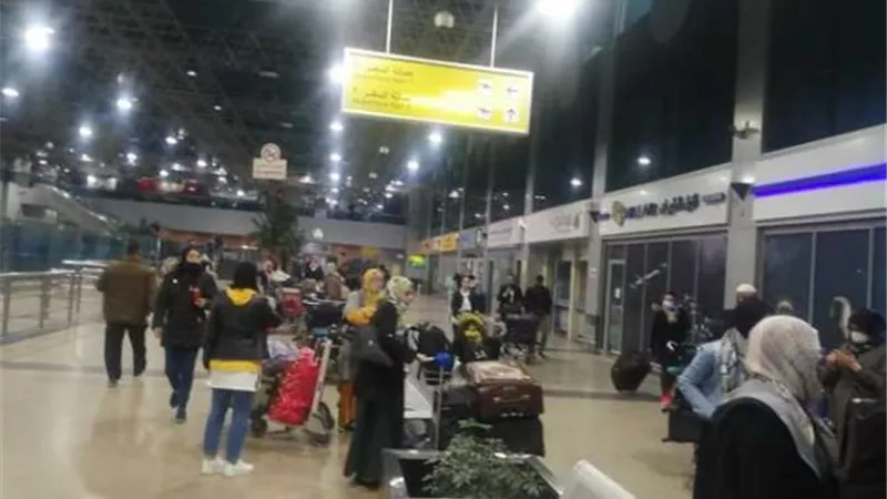 عودة 2915 عاملا مصريا من العالقين بالكويت اليوم