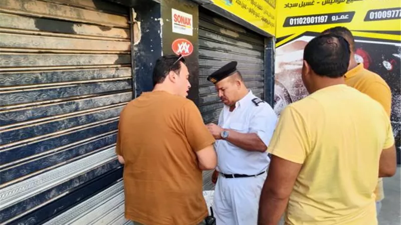 صور.. غلق وتشميع 20 مقهي ومطعم ومحل مخالف بحدائق الاهرام