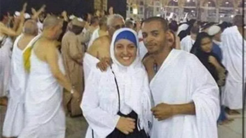 شاهد.. مي كساب وأوكا بملابس الإحرام أمام الكعبة المشرفة