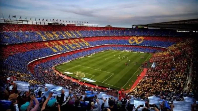 الاتحاد الأوروبي يدرس نقل مباراة برشلونة ونابولي