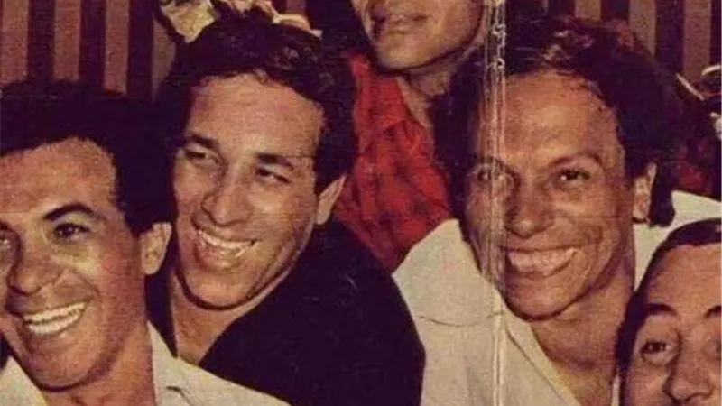 صور نادرة ترصد لحظات غرام نجوم الفن  مع زوجاتهن