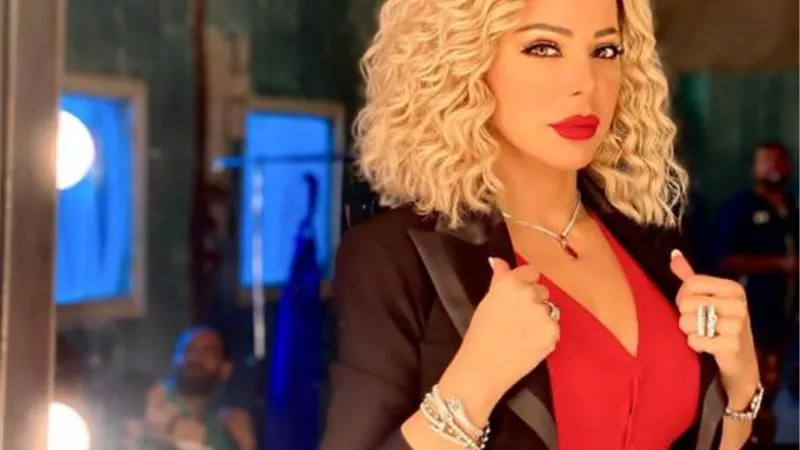 سوزان نجم الدين بـ”لوك” مميز من كواليس مسلسل ”بيوت من ورق”
