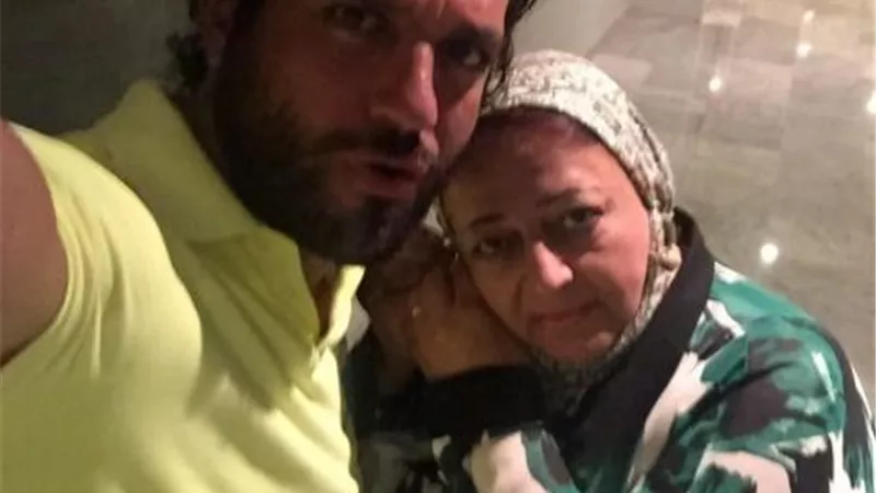 حسن الرداد يحيى ذكرى والدته الراحلة بصورة تجمعهما