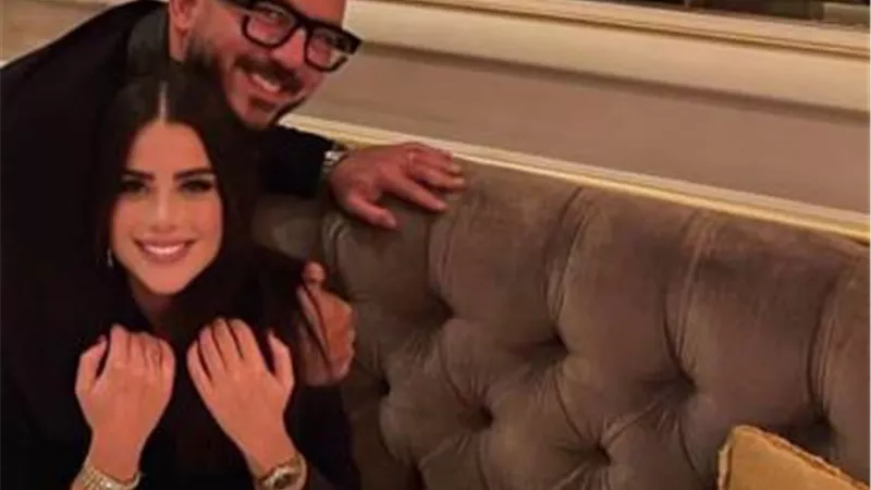 محمود العسيلي يحتفل بعيد ميلاد زوجته فى باريس
