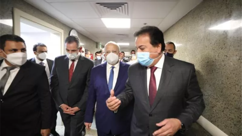 وزير التعليم العالي يتفقد تجهيزات المبنى الجنوبي للمعهد القومي للأورام