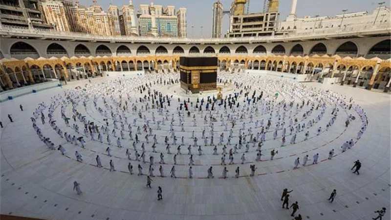 الحجاج يؤدون طواف الإفاضة مع تطبيق الإجراءات الصحية والوقائية
