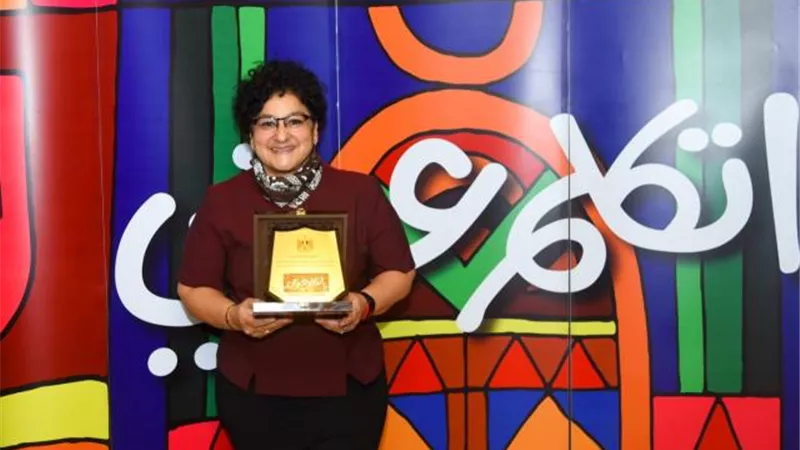 وزيرة الهجرة تكرم فنانة تعلم الألمان العامية المصرية