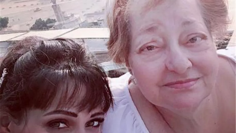 تعرض والدة نورهان لوعكة صحية والفنانة تطلب الدعاء من جمهورها