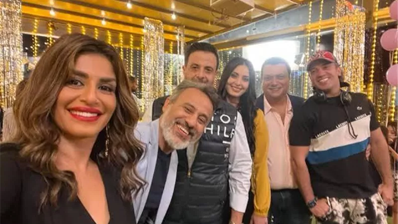 جمهور مسلسل ”ورا كل باب” ينتظر عرض الحكاية الأخيرة من العمل