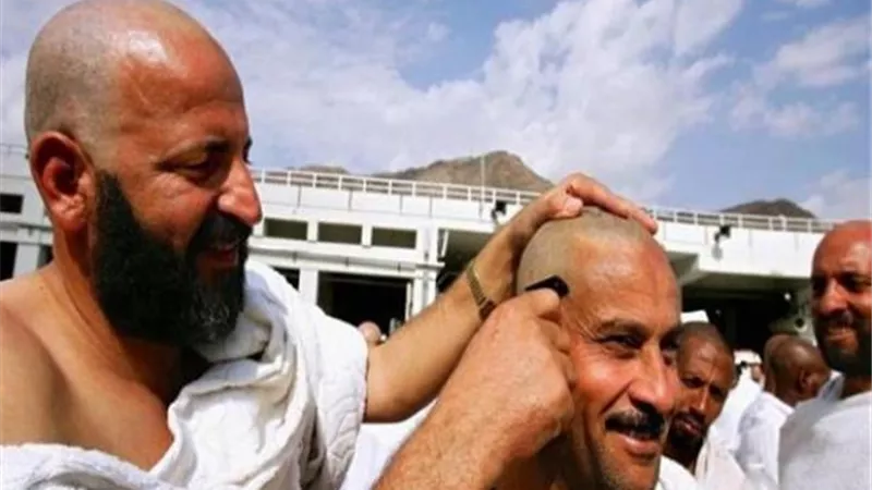 تقصير الشعر أثتاء الحج واجب ويجبر تركه بدم