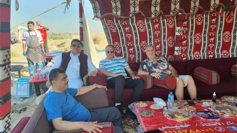 الخطيب وإكرامي علي مأدبة غذاء بدويه معا