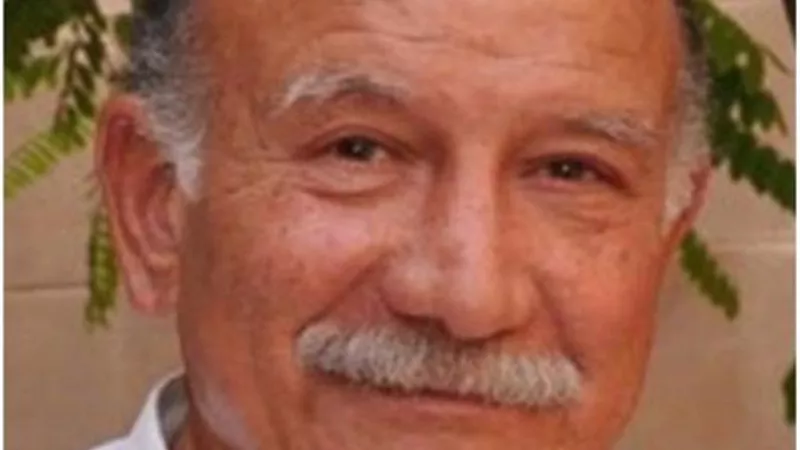 أشرف عبد الباقى ينعى أحمد خليل: كان استاذ كبير