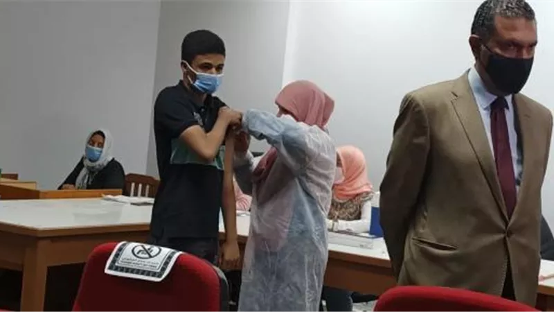 قبل تطبيق قرار مجلس الوزراء  .. حملات تطعيم مكثفة ضد كورونا بجامعة حلوان