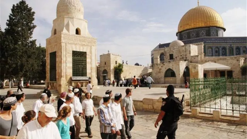 عشرات المستوطنين يقتحمون المسجد الأقصى في حماية الشرطة الإسرائيلية