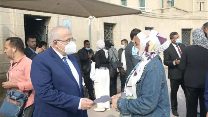 بالصور .. جامعة القاهرة تبدأ تطبيق قرار منع دخول غير المطعمين للحرم الجامعي