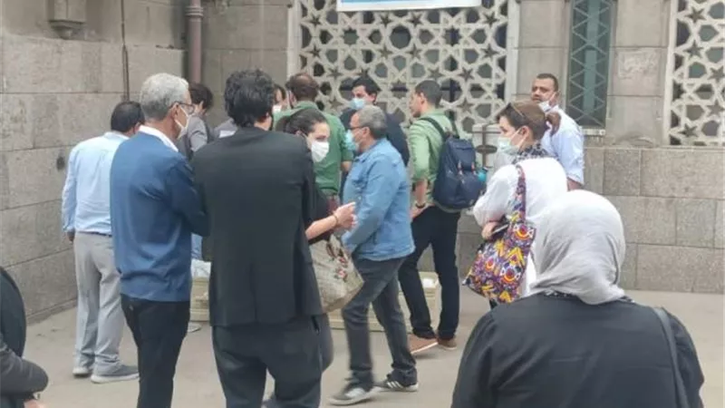 انتهاء مراسم تشيع جثمان والد الفنانة يسرا اللوزى