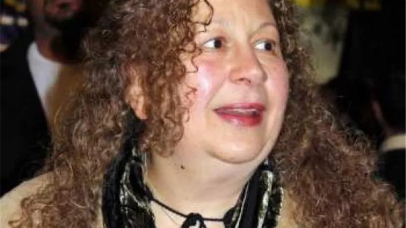 سمية الألفى تكشف سر انفصالها عن فاروق الفيشاوى وزواجها من مدحت صالح وعلاقتها بحفيدتها