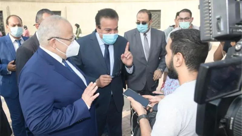 وزير التعليم العالي ورئيس جامعة القاهرة يتفقدان الحرم الجامعي لمتابعة تنفيذ قرارات مجلس الوزراء .. فيديو