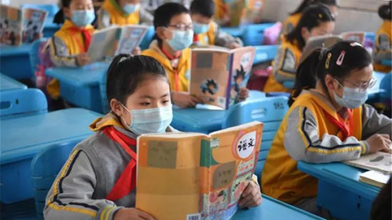 آخر تقاليع كورونا.. مدرسة بريطانية تجبر التلاميذ على شراء الكمامة وعدم خلعها