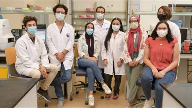 طلاب الجامعة الأمريكية بالقاهرة يفوزون بميدالية فضية لتطوير نموذج لمعالجة فيروس كورونا