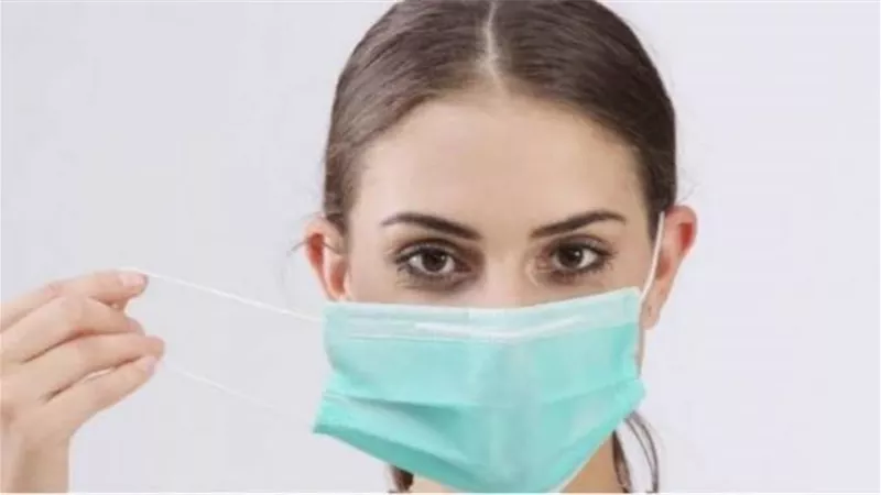 بهذه الطريقة..حافطي على جمال وجهك أثناء إرتداء الكمامة