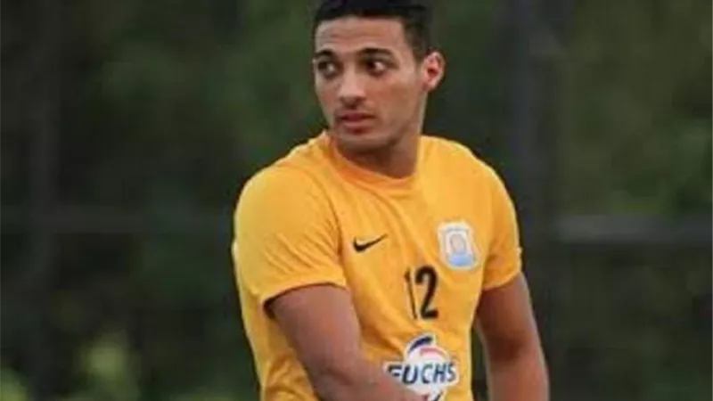 عصبية أحمد ياسر تتسبب في مغادرته لمباراة الزمالك والمصري