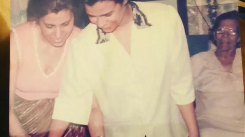 ”من صندوق الذكريات”.. صورة نادرة لـ سيمون برفقة والدتها وجدتها