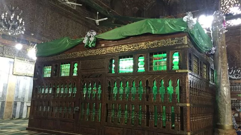 نظرة يا صاحب المقام .. ماهي حكاية جوابات المصريين لضريح الإمام الشافعي؟