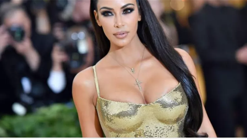 بعد حفر اسمها على أسنانها.. كيم كارداشيان تثير الجدل