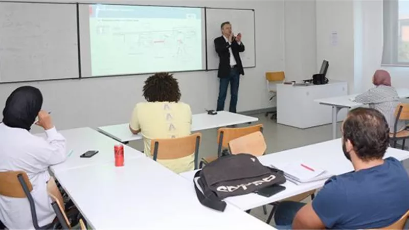 بالصور .. شاهد تدريب طلاب هندسة وعلوم المواد بالألمانية على احدث تطبيقات الليزر