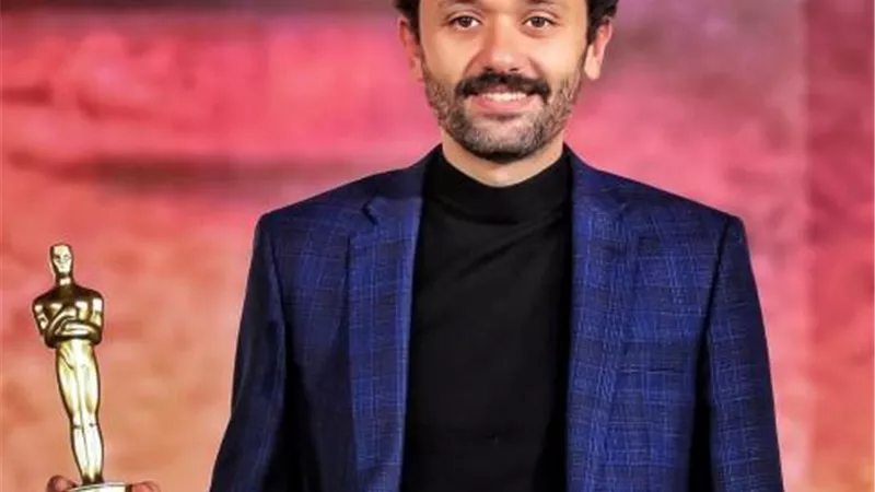 كريم محمود عبد العزيز يحتفل بفوزه كأفضل ممثل فى مهرجان نجم العرب