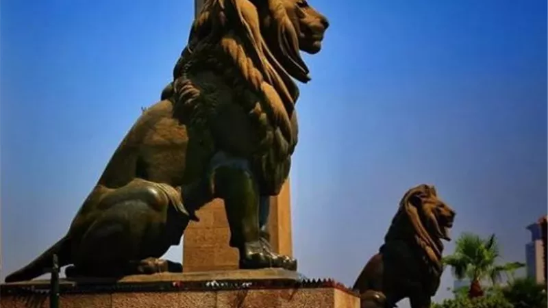 حكايات مثيرة حول أسود  ”قصر النيل” .. وقصة ” شنبهم” الذى تسبب فى انتحار صانعهم