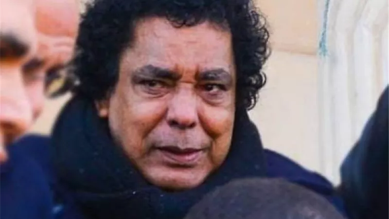 أحزان الكينج.. محمد منير يودع نجل شقيقته الراحل بالدموع