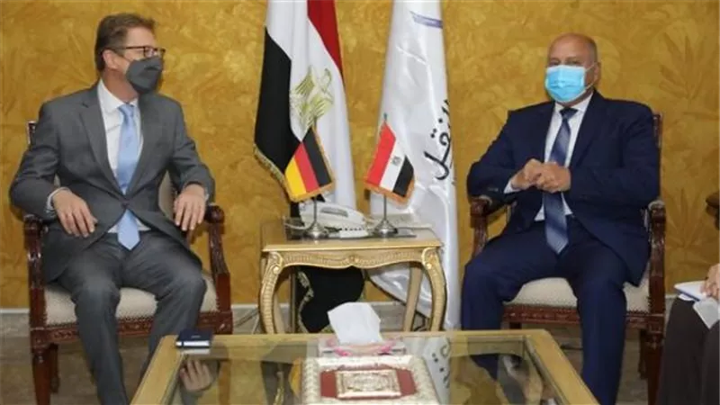 وزير النقل يبحث مع السفير الألماني بالقاهرة تعزيز التعاون المشترك