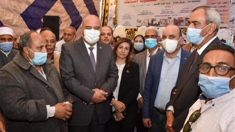 بالصور .. محافظ قنا يزور قافلة جامعة عين شمس التنموية بالمحافظة