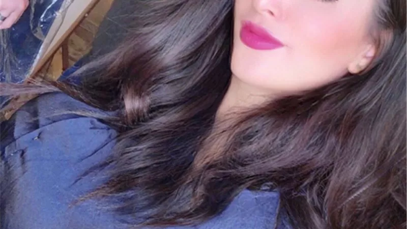 وفاء قمر بمكياج كامل في أحدث ظهور لها
