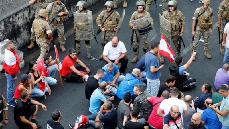 عاجل..اشتباكات بين محتجين والأمن اللبناني في محيط البرلمان