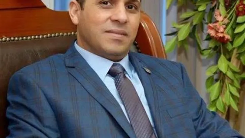«أسنان الجاموسة وبرطمانات العسل» .. ننشر أغرب مواقف رئيس جامعة دمنهور قبل القبض عليه
