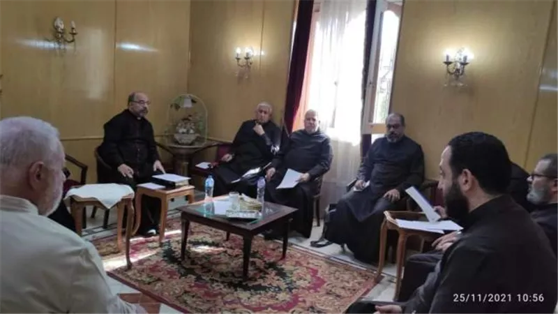 بالصور.. بطريرك الكاثوليك يلتقي بمجلس المشورة للكهنة بالإيبارشية