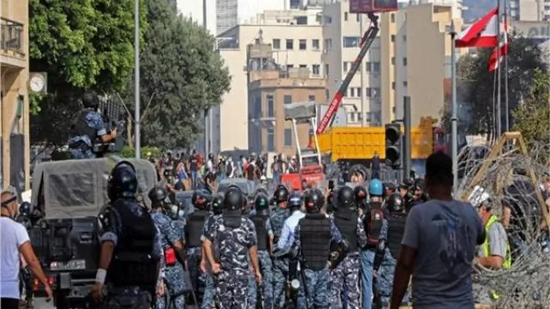 عاجل.. متظاهرو لبنان يقتحمون مقر وزارة الاقتصاد ويشعلون النار بشاحنة بوسط بيروت