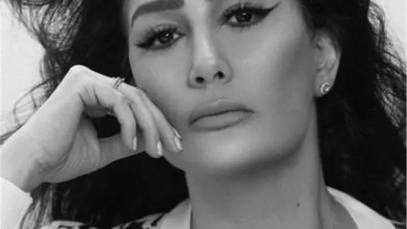 غادة عبد الرازق تجذب أنظار الجمهور فى أحدث جلسة تصوير