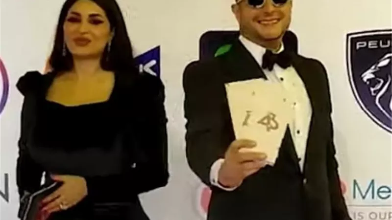 بالصور.. أحمد الفيشاوى يشعل الـ”ريد كاربت” فى مهرجان القاهرة السينمائي الدولى بقبلة ساخنة