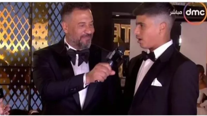 ماجد المصرى برفقة نجله على السجادة الحمراء من مهرجان القاهرة السينمائي الدولى