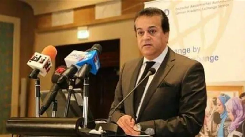 عبد الغفار يتابع مستجدات متحور فيروس كورونا الخطير ”أوميكرون”