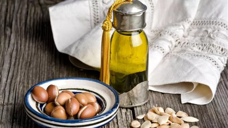 زيت الأرجان.. الحل المثالي لتطويل الشعر