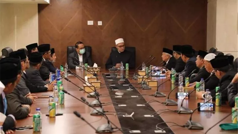 وفدًا إندونيسيًا رفيع المستوى يزور مجمع البحوث الإسلامية.. اعرف السبب