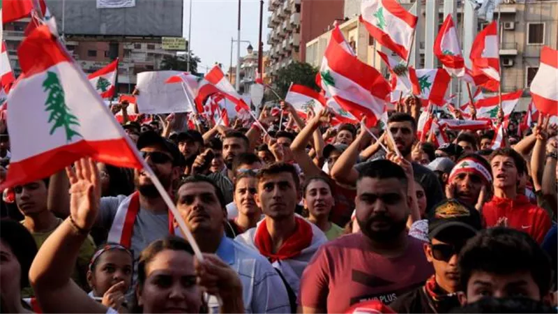 عاجل.. اشتباكات عنيفة بين الشرطة اللبنانية ومتظاهرين قرب البرلمان